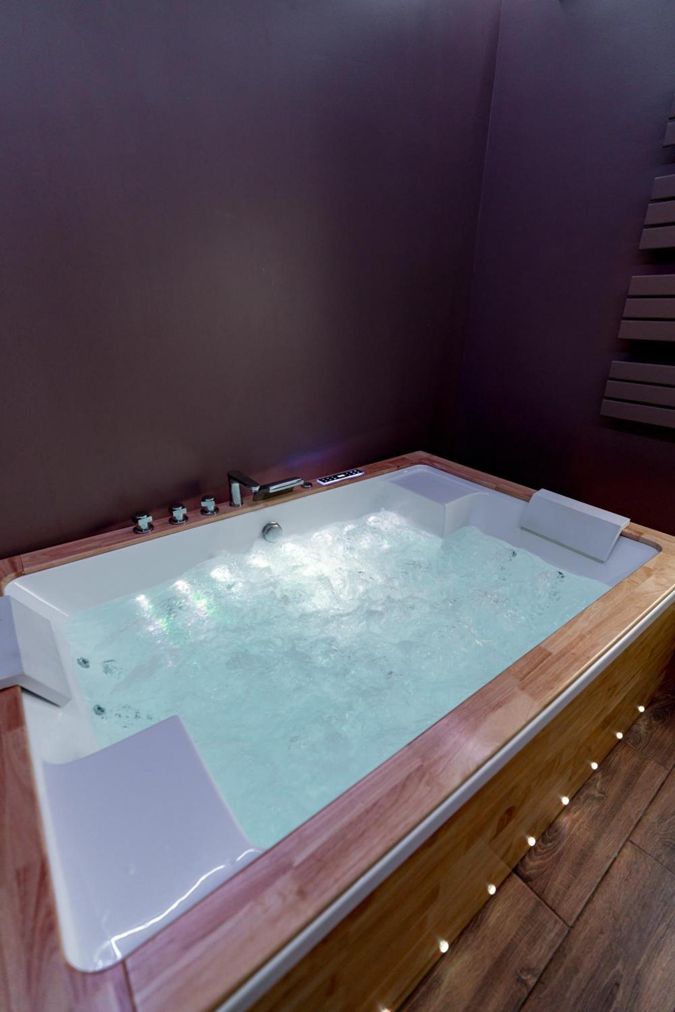 Downtown Calea Victoriei 100 Jacuzzi&sauna&bathtub Apartment *